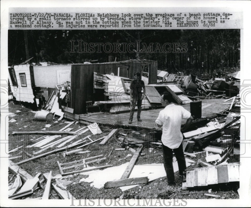 Load image into Gallery viewer, 1970 Press Photo Wreckage of a beach cottage destroyed by tropical storm Becky
