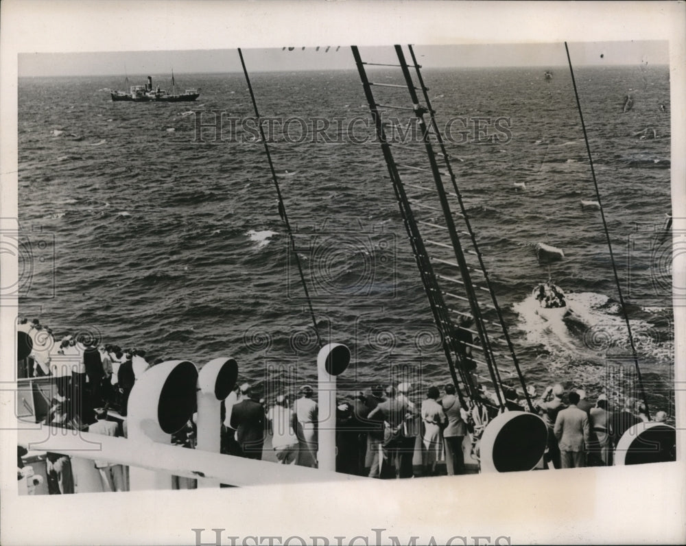 1938 Press Photo Dr. Thomas Cassidy heading towards the S.S. Canford Chine