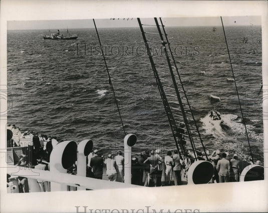 1938 Press Photo Dr. Thomas Cassidy heading towards the S.S. Canford Chine