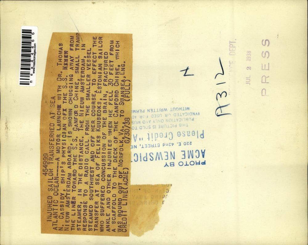 1938 Press Photo Dr. Thomas Cassidy heading towards the S.S. Canford Chine