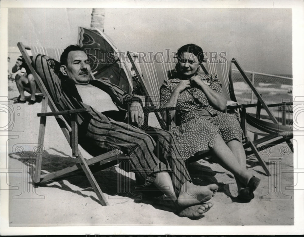 1942 Press Photo Jay Stanckzyk with his wife on the private beach of Versailles