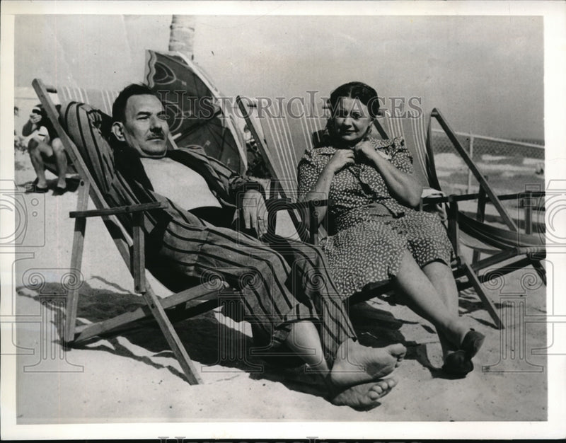 Load image into Gallery viewer, 1942 Press Photo Jay Stanckzyk with his wife on the private beach of Versailles
