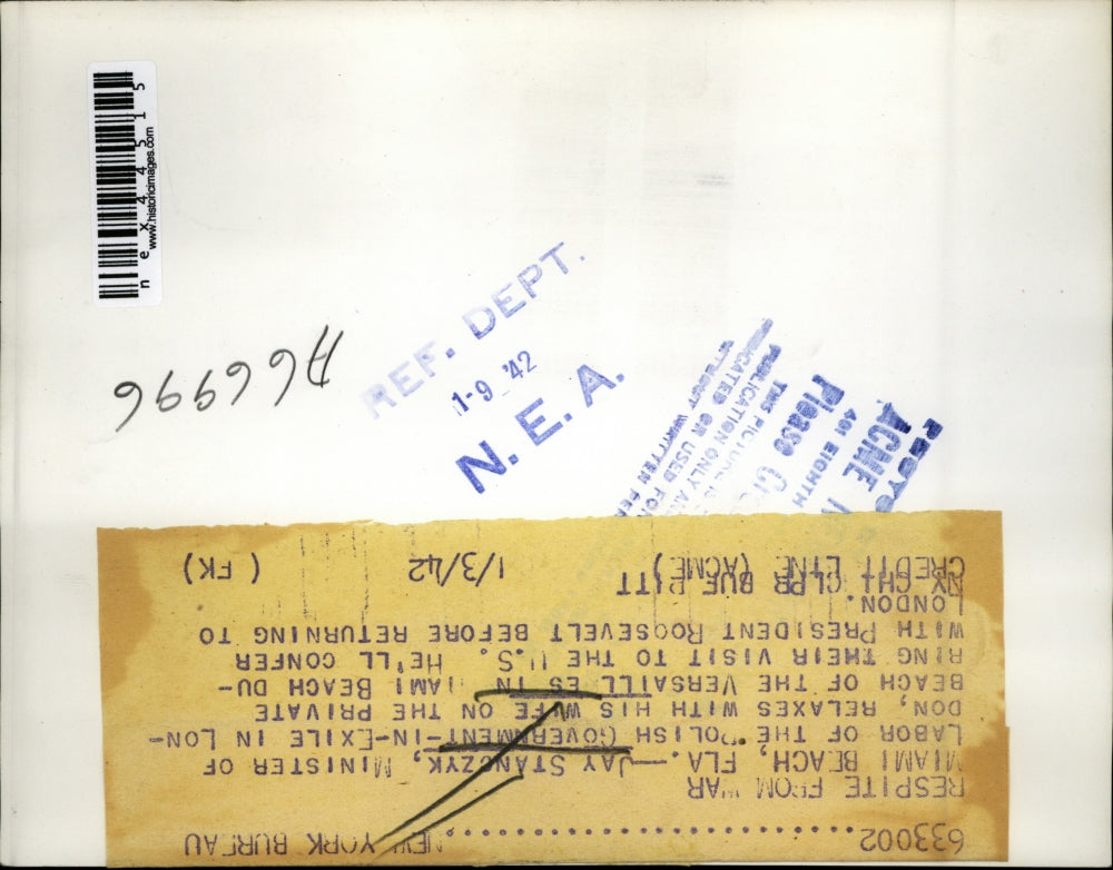 1942 Press Photo Jay Stanckzyk with his wife on the private beach of Versailles