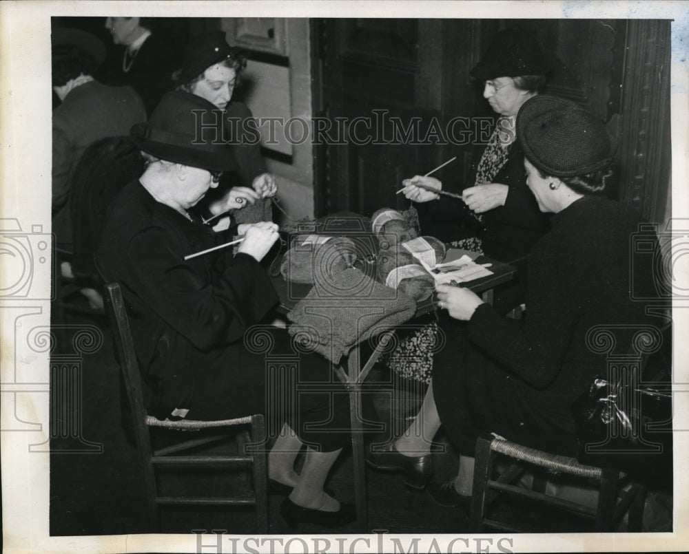 1939 Press Photo Paris American women sewing clothes for soldiers