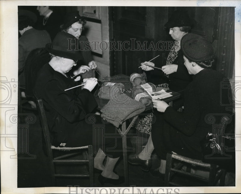 Load image into Gallery viewer, 1939 Press Photo Paris American women sewing clothes for soldiers
