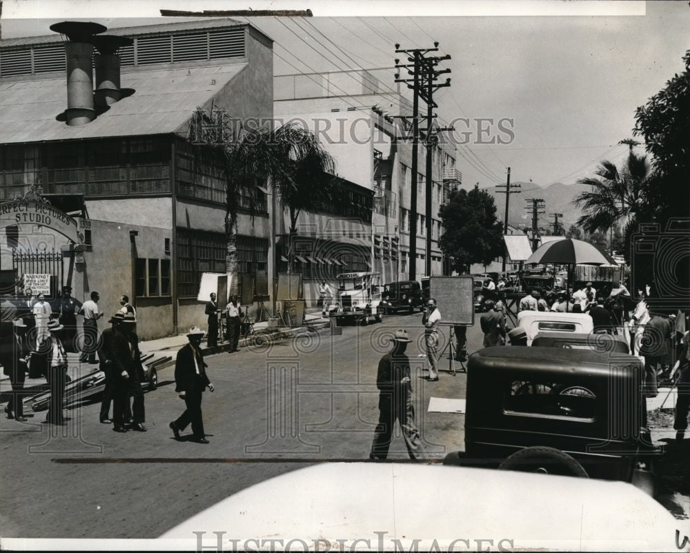 1937 Press Photo Picketers in front of Perfect Picture Studio