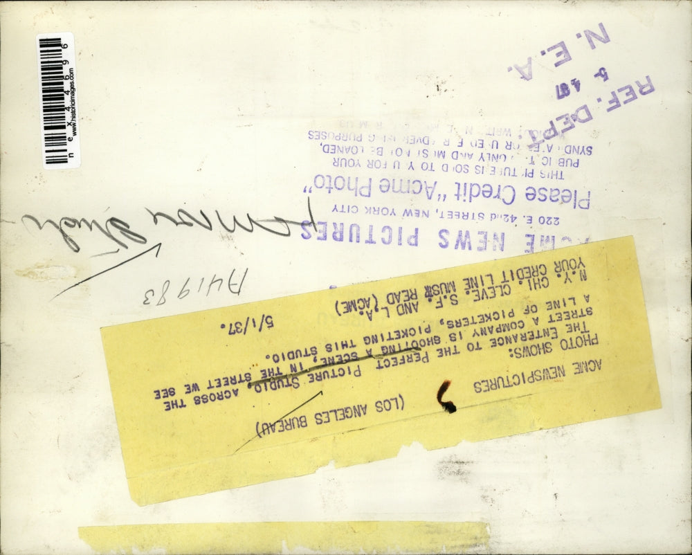 1937 Press Photo Picketers in front of Perfect Picture Studio