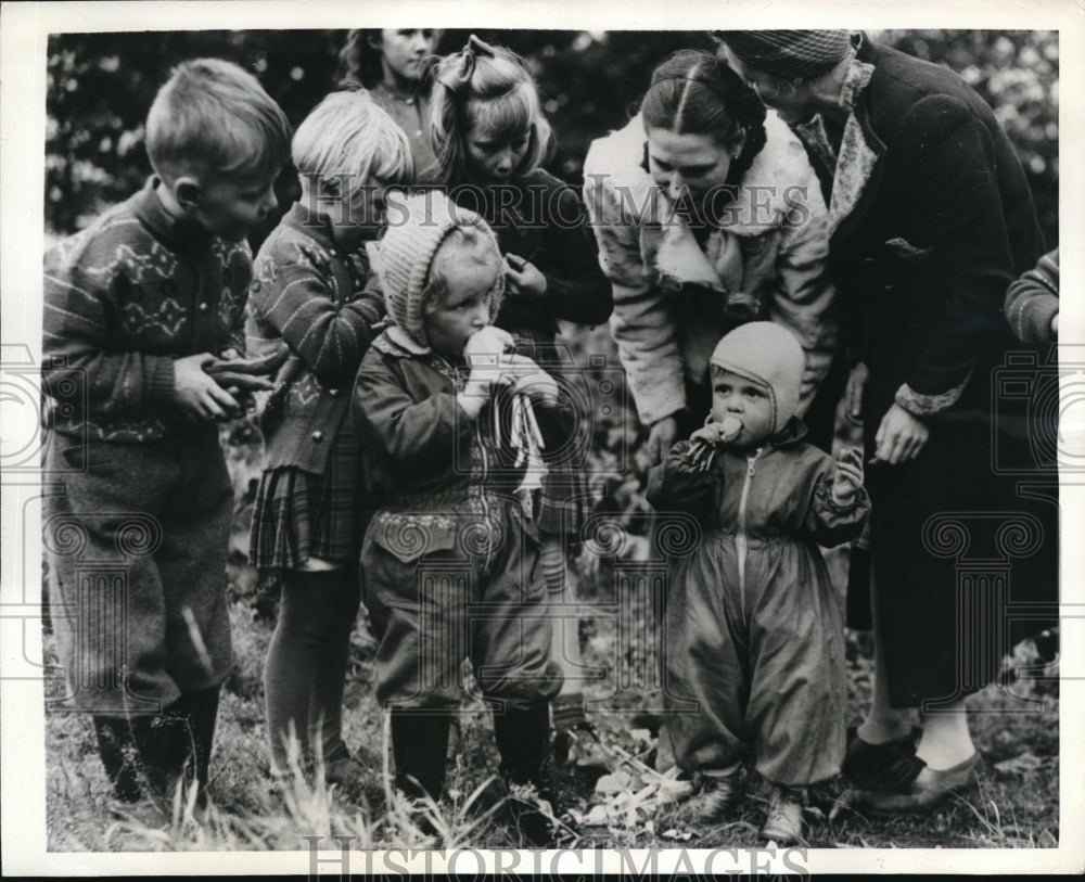 1941 Press Photo England Spitzbergen Family eating vegetables