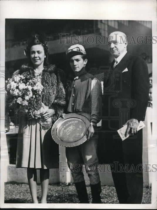 1946 Press Photo Sen John J Dunnigan awarded silver plate to Jockey J. Nunez