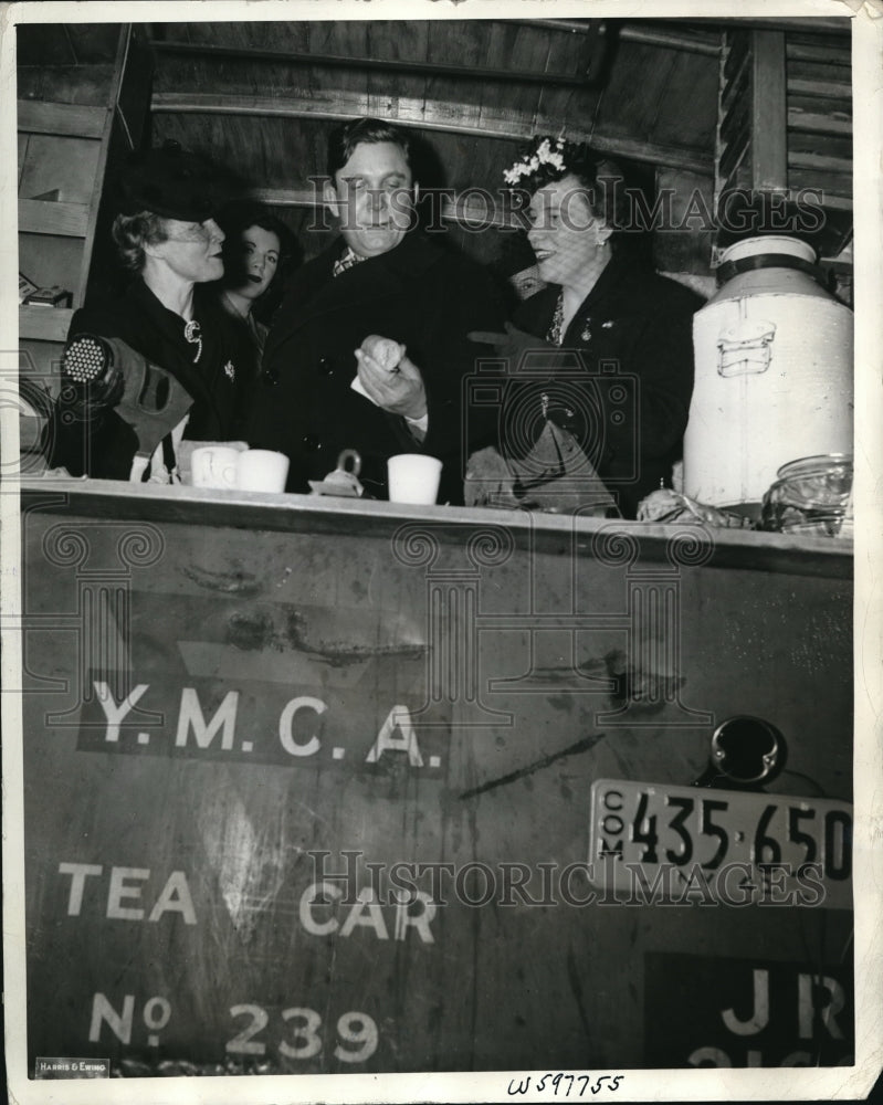 1941 Press Photo Wendell and Mrs Willkie examine contents of Iron Duke