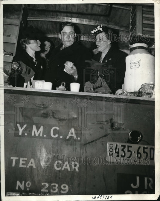 1941 Press Photo Wendell and Mrs Willkie examine contents of Iron Duke