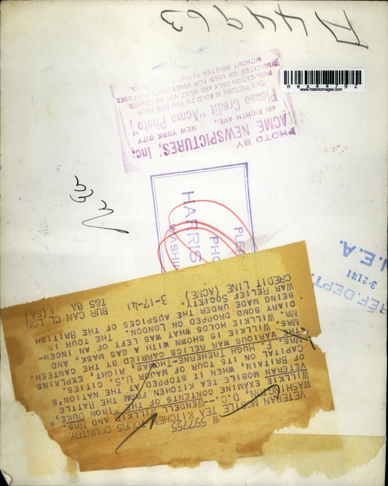 1941 Press Photo Wendell and Mrs Willkie examine contents of Iron Duke