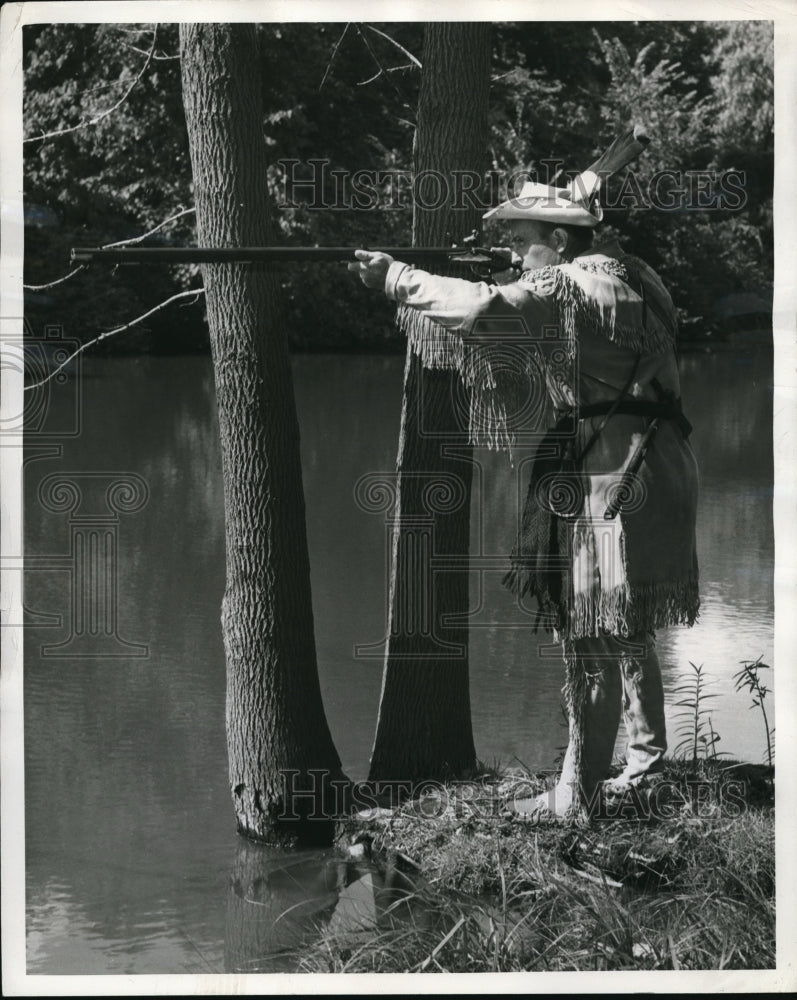 Load image into Gallery viewer, 1958 Press Photo Flint Warren at the 4th Annual Midwest Loaders Turkey Shoot
