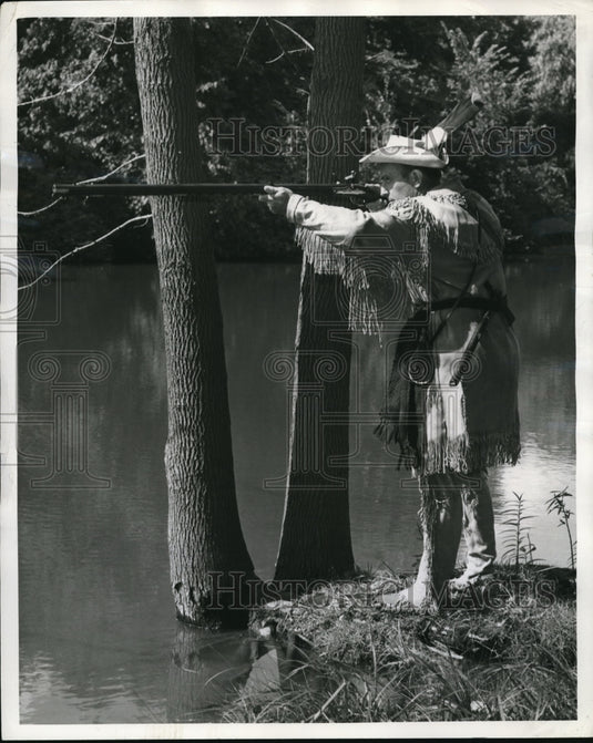 1958 Press Photo Flint Warren at the 4th Annual Midwest Loaders Turkey Shoot