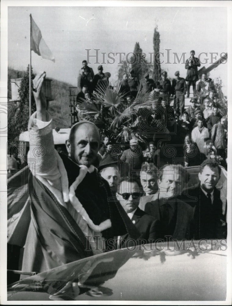 Load image into Gallery viewer, 1964 Press Photo Pope Pail VI Waves at Crowd as He Arrives in Israel.
