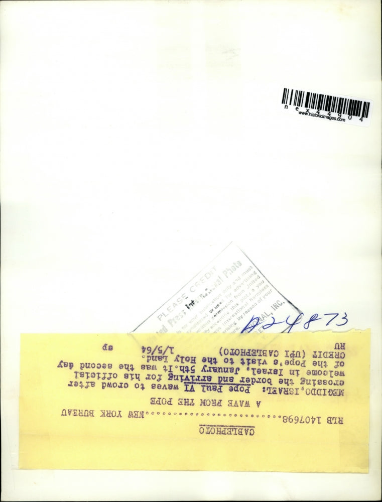 1964 Press Photo Pope Pail VI Waves at Crowd as He Arrives in Israel.