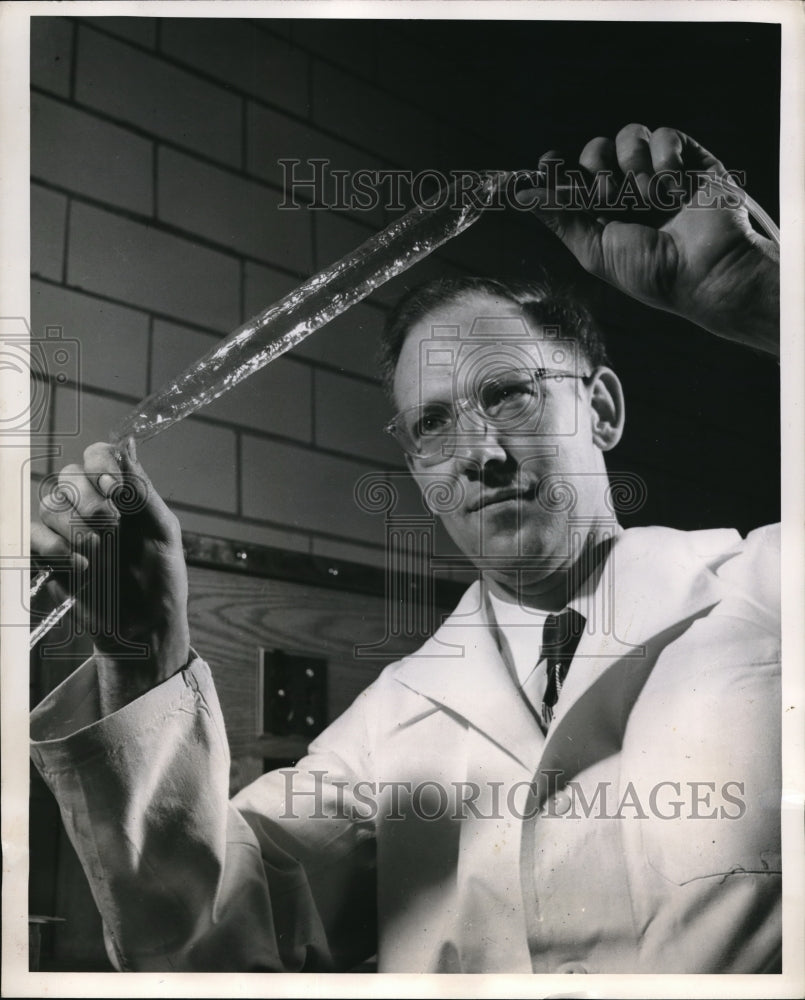 1952 Press Photo Pittsburgh Pa Westinghouse Labs Harry Barker & liver device