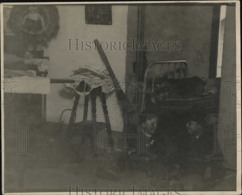 Load image into Gallery viewer, 1924 Press Photo Interior North Carolina Cotton Mill lookers home
