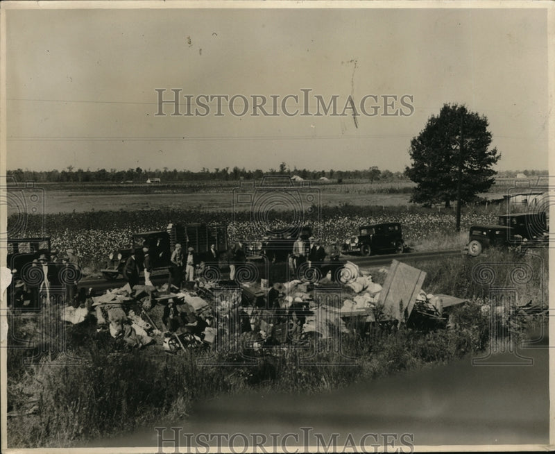 Load image into Gallery viewer, 1931 Press Photo Debris of cotton pickers where six people were killed
