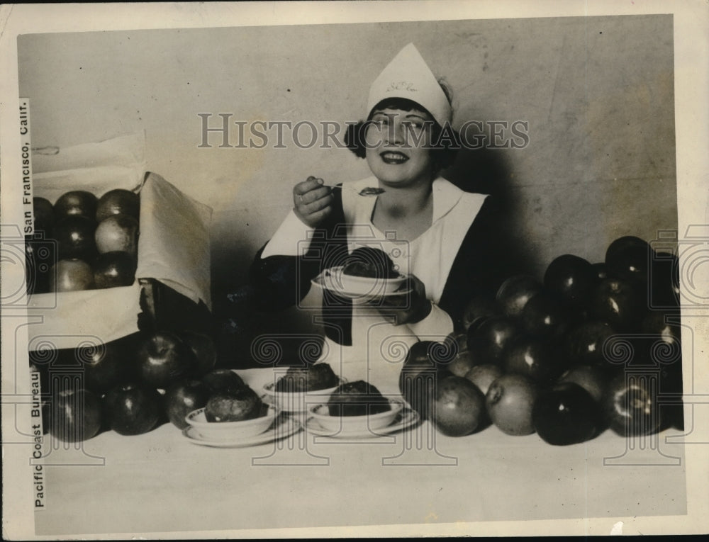 1926 Press Photo Mildred Simmons & apple dumplings for Natl Apple Week