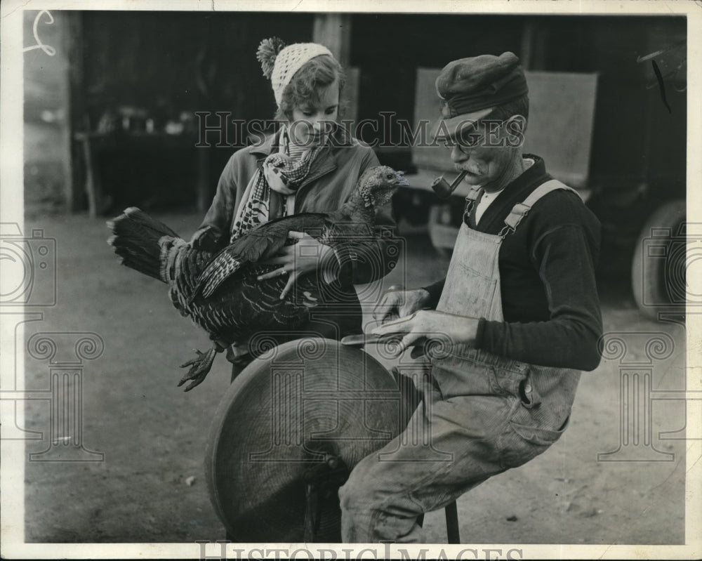 1932 Press Photo Irene Kalesius and Michael Butler with the Thanks Giving turkey