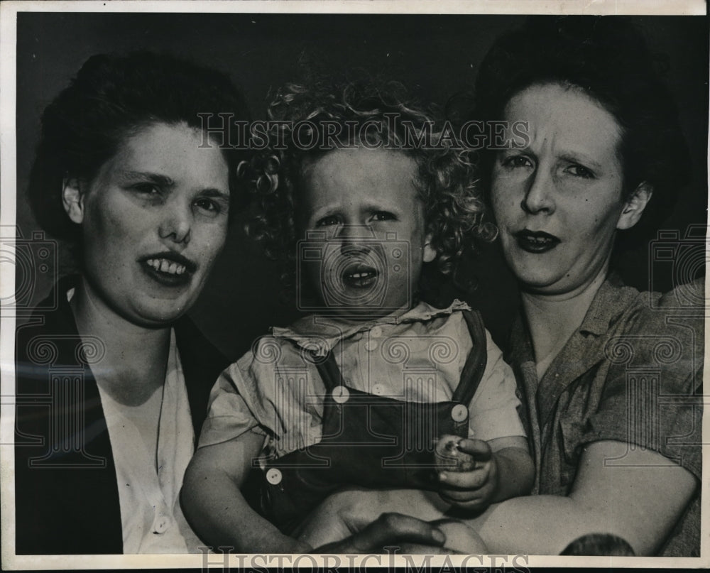 1946 Press Photo Mrs. Margaret Taylor saved the lives of May Taylor and William