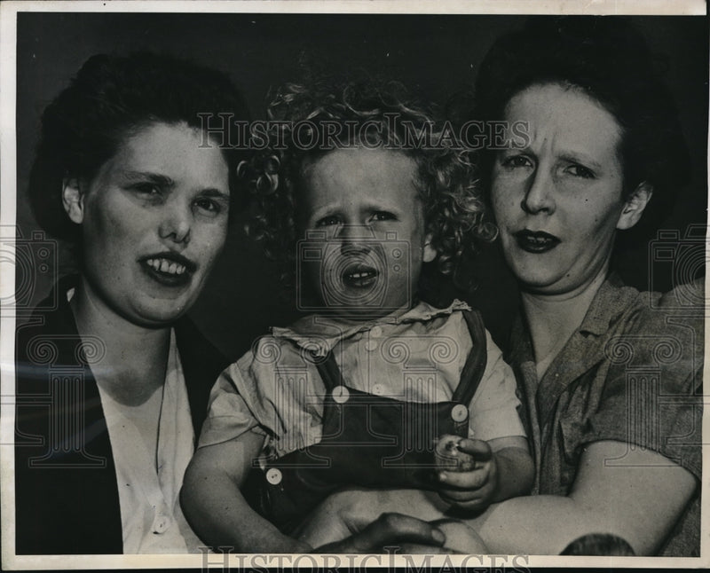 Load image into Gallery viewer, 1946 Press Photo Mrs. Margaret Taylor saved the lives of May Taylor and William
