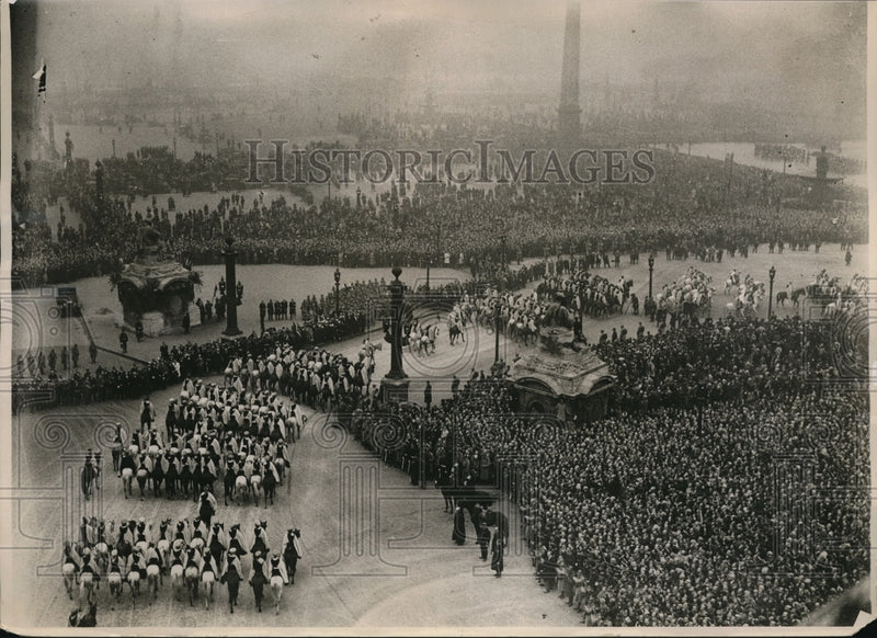 Load image into Gallery viewer, 1929 Press Photo Marshall Foch funeral procession at Place de la Concorde France
