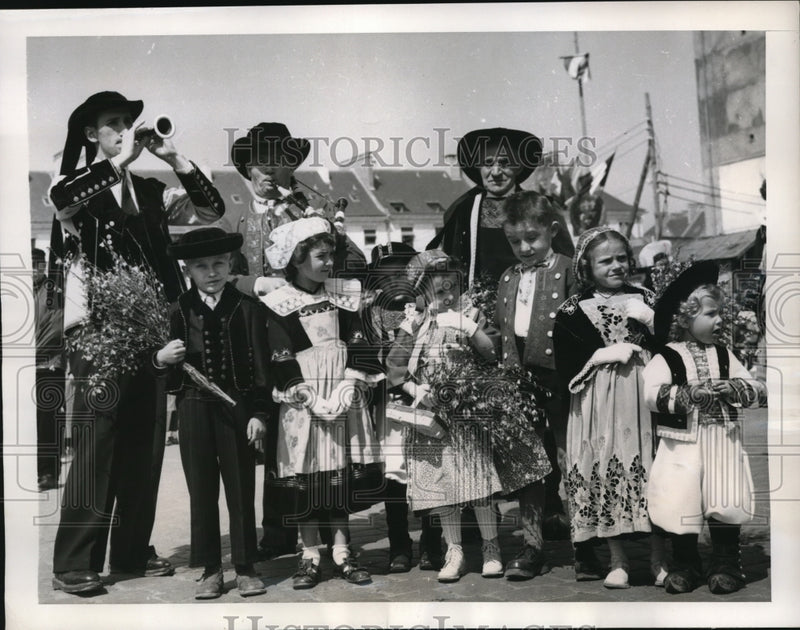 Load image into Gallery viewer, 1949 Press Photo Orleans France provincial Joan of Arc festival
