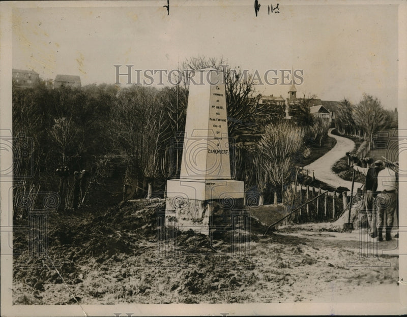Load image into Gallery viewer, 1927 Press Photo Memoria to marie Harel inventor of Camembert Cheese
