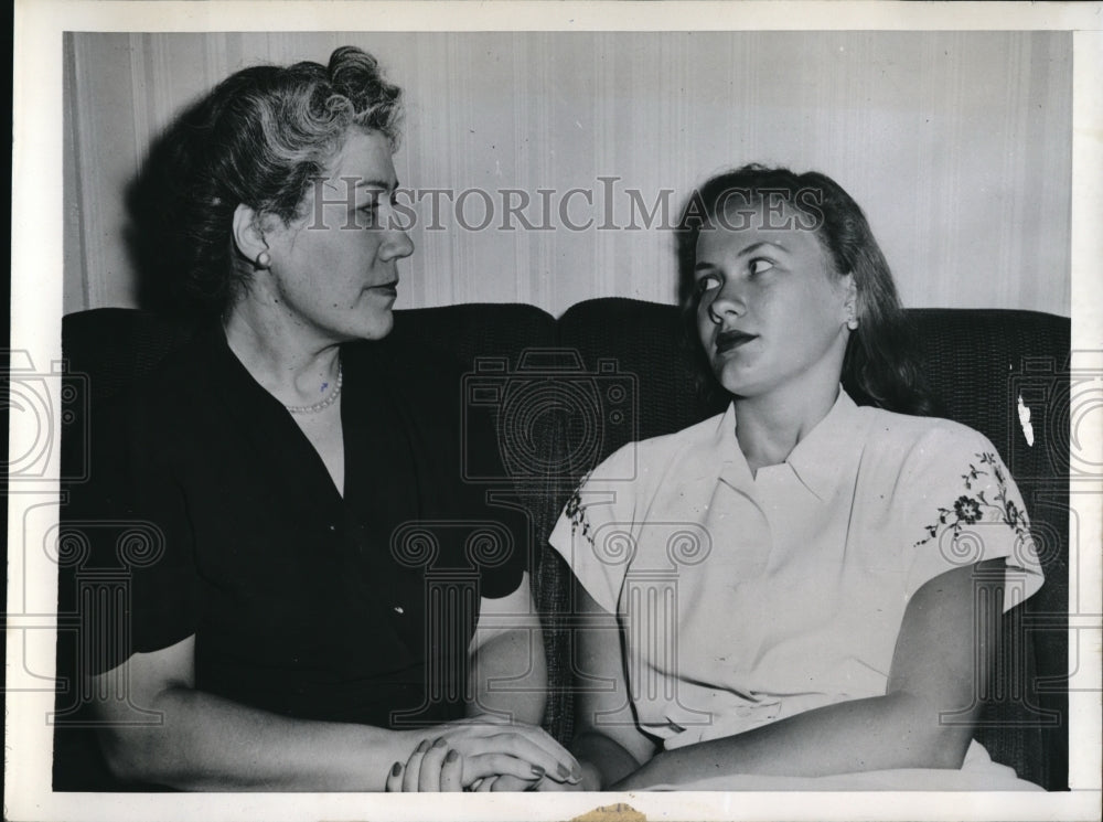 1946 Press Photo Mrs. Andrew Tychsen with her daughter Suzanne