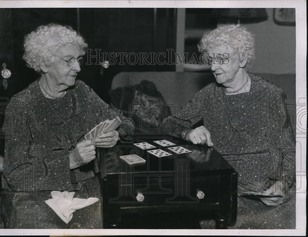 1934 Press Photo Twins Elizabeth Howell & Martha Loucks celebrating their 83rd