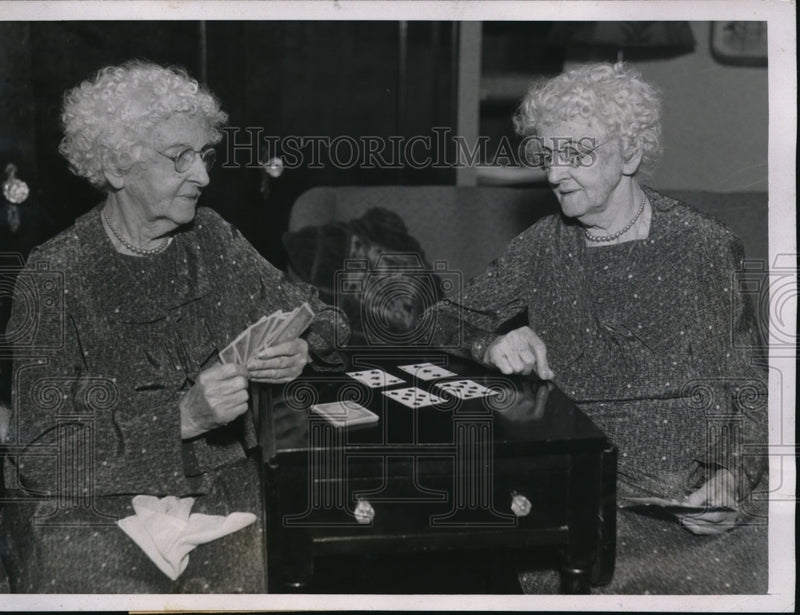 Load image into Gallery viewer, 1934 Press Photo Twins Elizabeth Howell &amp; Martha Loucks celebrating their 83rd
