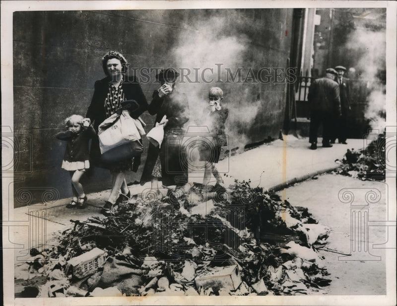 Load image into Gallery viewer, 1941 Press Photo The scene during the garbage collectors' strike
