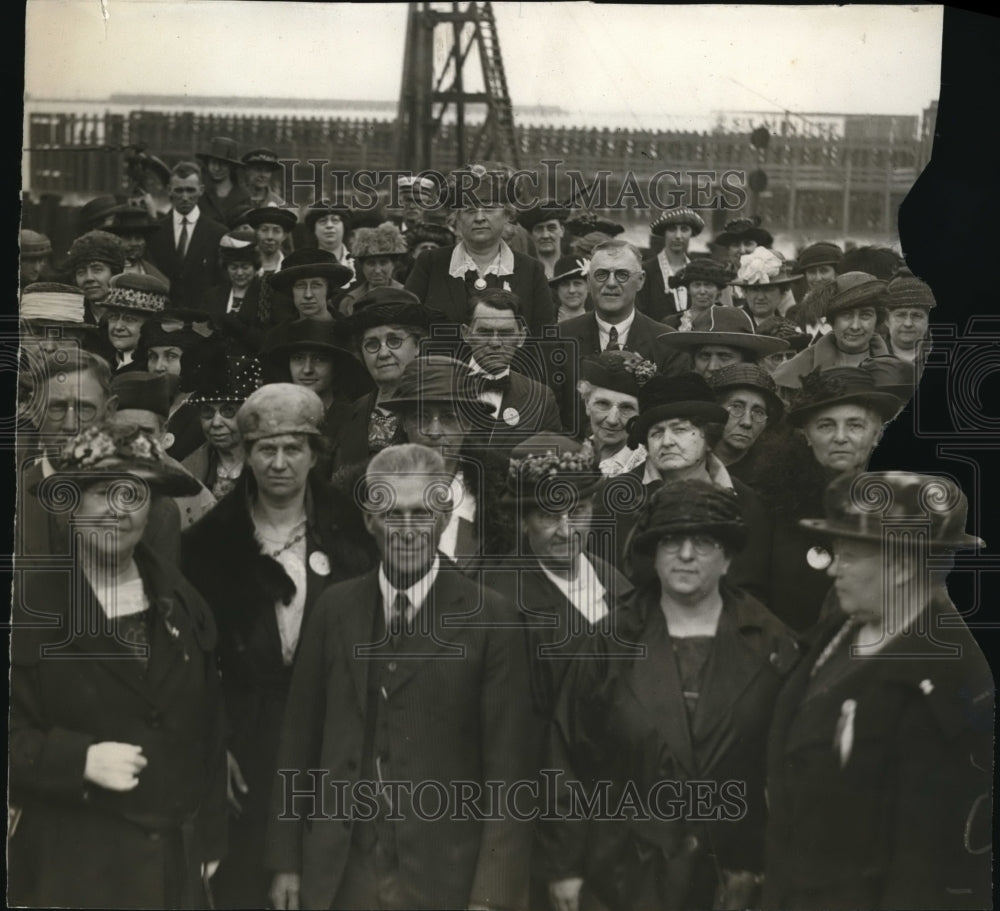Press Photo Group Of People Pose For a Vintage Portrait