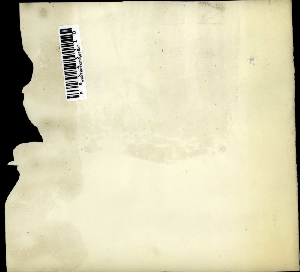 Press Photo Group Of People Pose For a Vintage Portrait