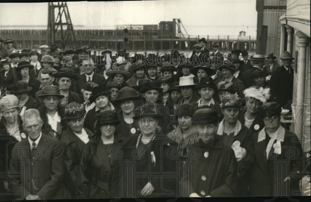 1923 Press Photo Group of People Pose For Vintage Crowd Portrait