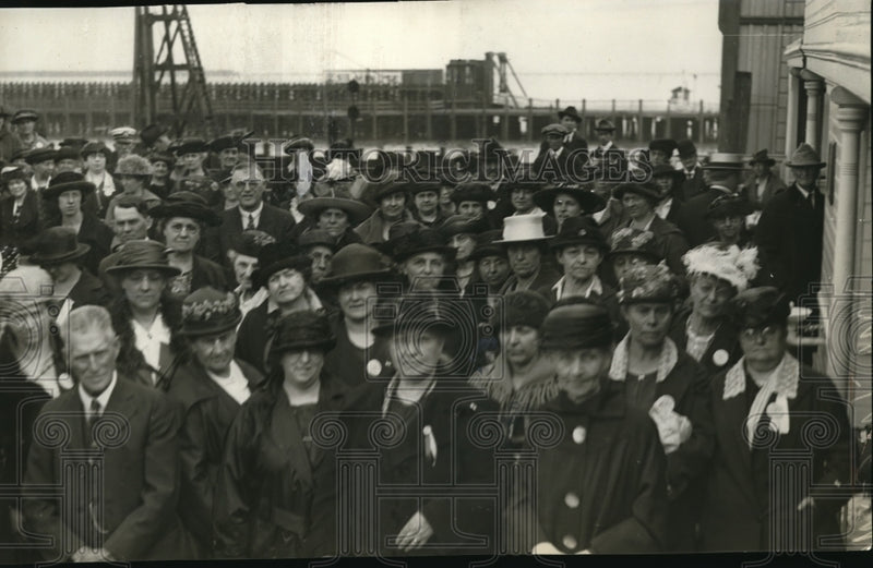 Load image into Gallery viewer, 1923 Press Photo Group of People Pose For Vintage Crowd Portrait

