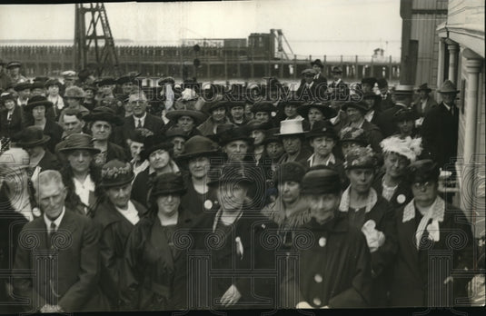 1923 Press Photo Group of People Pose For Vintage Crowd Portrait