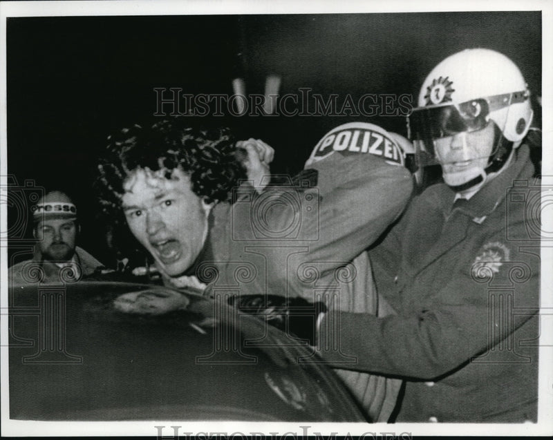 Load image into Gallery viewer, 1969 Press Photo Policeman grapples with a screaming student during a rally
