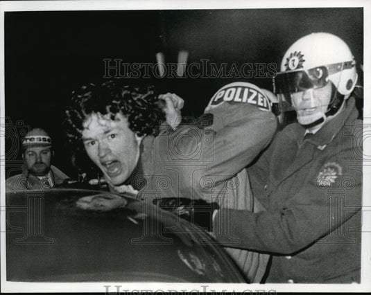 1969 Press Photo Policeman grapples with a screaming student during a rally