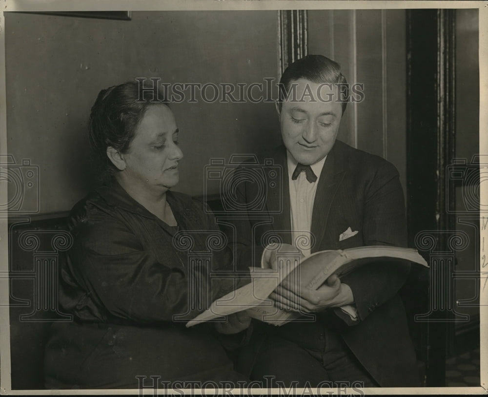 1923 Press Photo Opera Singer Angelo Raggini with his mother in New York, NY
