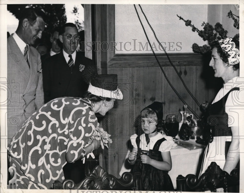 1939 Press Photo Crown Prince Frederik & Crown Princess Ingrid receiving flowers