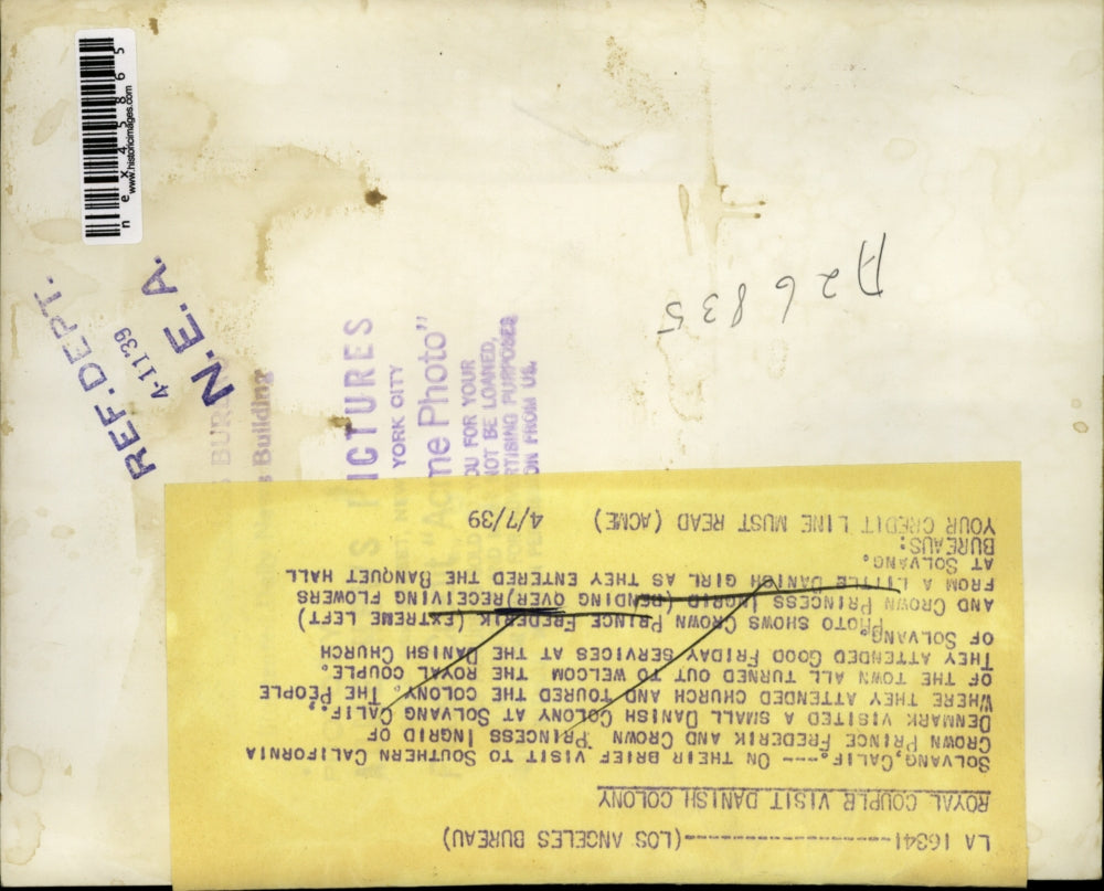 1939 Press Photo Crown Prince Frederik & Crown Princess Ingrid receiving flowers