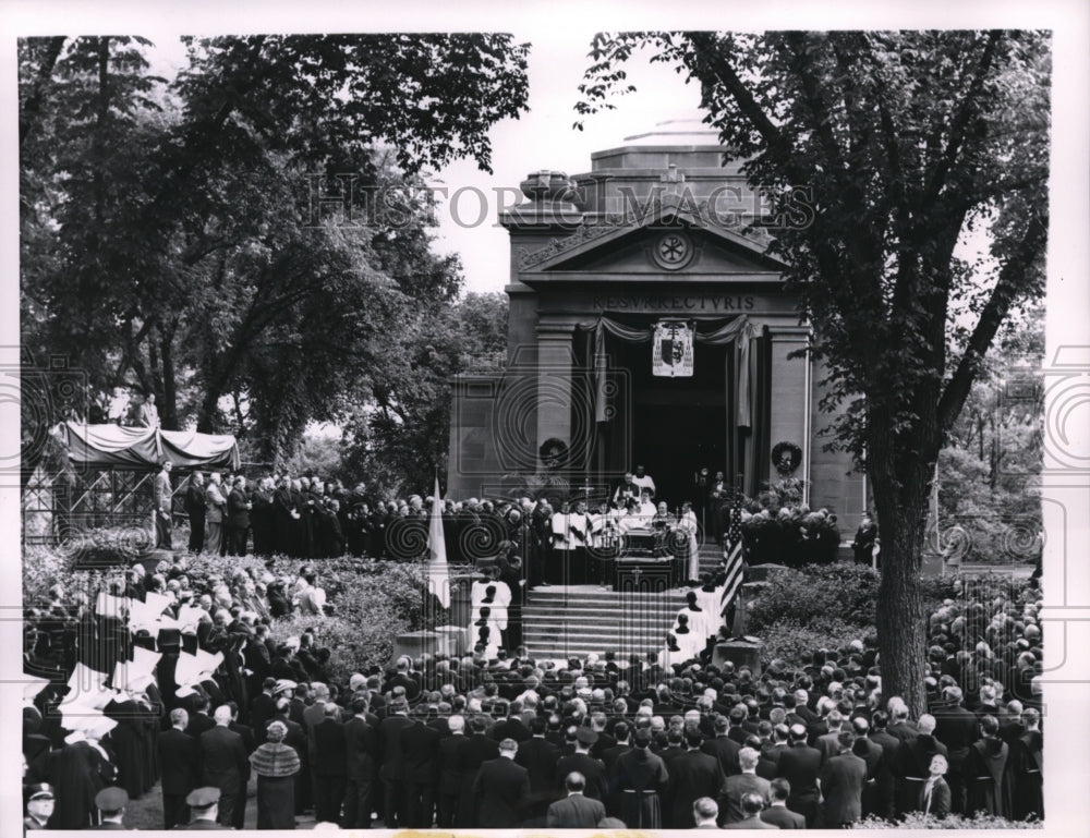 1958 Press Photo View of Samuel Cardinal Stritch mausoleum at Mt Carmel Cemetery