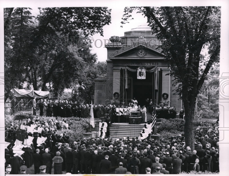 Load image into Gallery viewer, 1958 Press Photo View of Samuel Cardinal Stritch mausoleum at Mt Carmel Cemetery
