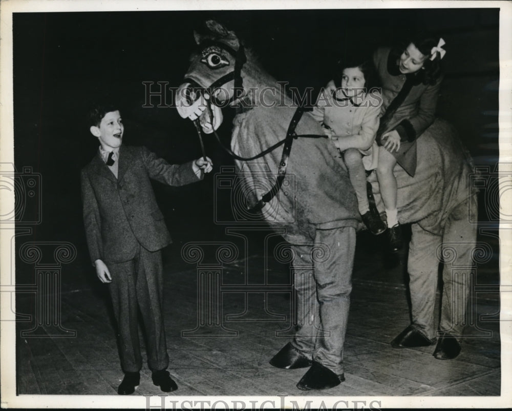 1945 Press Photo London Prince Edward, Princess Alexandra & Diana Herbert
