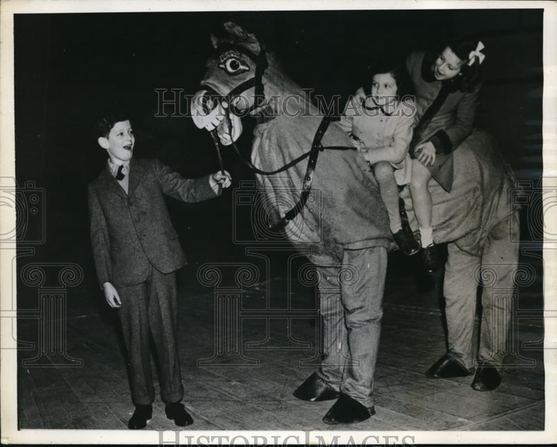 Load image into Gallery viewer, 1945 Press Photo London Prince Edward, Princess Alexandra &amp; Diana Herbert
