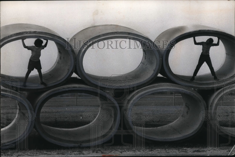 Load image into Gallery viewer, 1966 Press Photo St Petersburgh Fla Mar &amp; Jim Horst in pipes for construction
