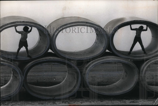 1966 Press Photo St Petersburgh Fla Mar & Jim Horst in pipes for construction